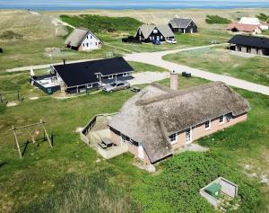 una vista aérea de una granja con una casa en Charming thatched stone house by the sea - SJ241, en Harboør