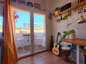 Habitación con puerta corredera de cristal y balcón. en Oasis Beach by Wave Properties, en Las Palmas de Gran Canaria