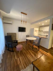 ein Wohnzimmer mit einem Tisch und Stühlen sowie eine Küche in der Unterkunft Avenida 38 Confort y Relax. Estadio Único, Hospital Español in La Plata