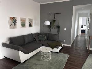 uma sala de estar com um sofá e uma mesa em Casalino em Wachtendonk