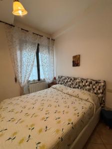 um quarto com uma cama e uma janela em Nini House em Scandicci