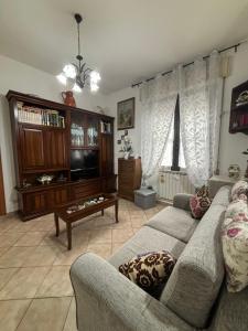 uma sala de estar com um sofá e uma mesa em Nini House em Scandicci