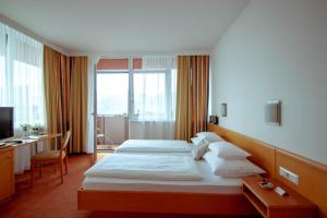 A bed or beds in a room at Hotel Alpengasthof Hochegger