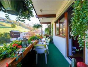 een balkon met een tafel en stoelen in een gebouw bij 3-Room Apartment with sauna and pool & walk to slopes in Saalbach Hinterglemm