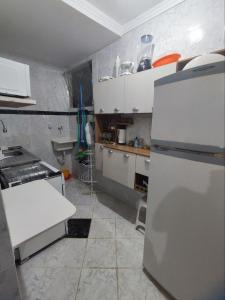 Een keuken of kitchenette bij Apartamento em condomínio fechado na Farolândia