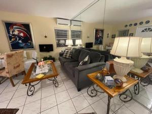 sala de estar con sofá y mesas en Holiday Isle Yacht Club en Fort Lauderdale