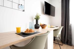 una mesa con un tazón de pan y un vaso de zumo de naranja en Schicke Apartments in Bonn I home2share, en Bonn