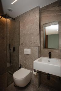 Uma casa de banho em Hotel Flaer