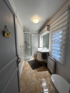 Ένα μπάνιο στο charming 2-bedroom house nestled in the heart of a picturesque French village
