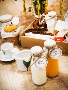 un tavolo con due bottiglie di miele e una scatola di cibo di El Rincon De Jara a Caudiel