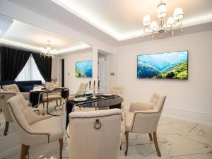 TV a/nebo společenská místnost v ubytování Paradise Center Premium Suite 2