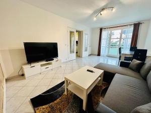 sala de estar con sofá y TV de pantalla plana en Appartement lumineux près de Paris/Orly, en Courcouronnes