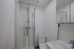 bagno con doccia e servizi igienici. di Le Saint Martin / Cathédrale a Tours