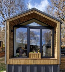 a tiny house with a large window at Tiny House Finja in Stuer