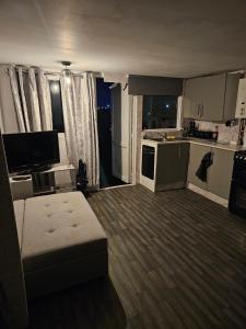 een woonkamer met een keuken en een bank in een kamer bij Immaculate 3-Bed Chalet in Sheerness in Sheerness