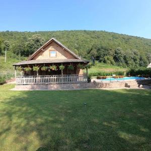 Gambar di galeri bagi "River paradise" Vikendica sa bazenom, ladarom i kaminom na samoj obali Vrbasa Banja Luka di Banja Luka