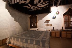 een slaapkamer met een groot bed in een kamer bij Olive Branch Farm in Raghunāthpur