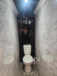 een badkamer met een wit toilet in een kamer bij Immaculate 3-Bed Chalet in Sheerness in Sheerness