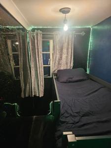 een kleine kamer met een bed en een raam bij Immaculate 3-Bed Chalet in Sheerness in Sheerness