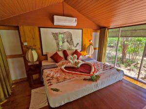 sypialnia z dużym łóżkiem w pokoju w obiekcie Yala Hotel Lion 