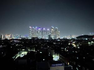 eine Skyline der Stadt in der Nacht mit beleuchteten Gebäuden in der Unterkunft Memory - Internationals Only in Daegu