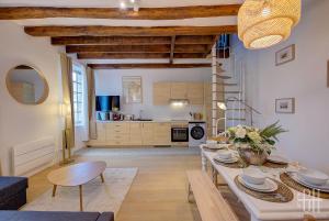 a living room with a table and a kitchen at Le Saint Martin / Cathédrale in Tours