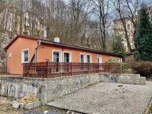 ein kleines Haus mit einem Zaun davor in der Unterkunft Jáchymov 1041 in Jáchymov