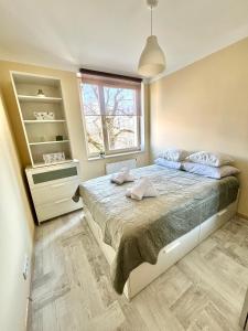 מיטה או מיטות בחדר ב-Cozy Apartment Bajeczna