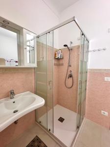 uma casa de banho com um chuveiro e um lavatório. em Al Barocco em Sortino