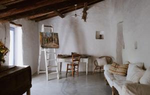 sala de estar con sofá y mesa en Mario Cesare - Exclusive b&b, en Gergei