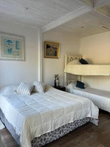 1 dormitorio con 2 camas en una habitación en Lodge Gloria en Dique Luján