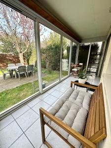 - un canapé installé sur une terrasse couverte dans l'établissement Appartement calme avec jardin proche de Paris, à Évry-les-Châteaux
