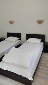 dwa łóżka siedzące obok siebie w sypialni w obiekcie Бунгала - Камчия - Електрон Универс w Kamcziji
