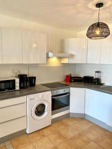 Kuchyň nebo kuchyňský kout v ubytování APPARTEMENT T3, ORIENT BAY