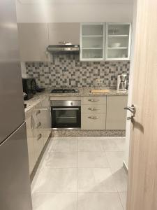 Kuchyň nebo kuchyňský kout v ubytování MARTIL COSTA MAR Appartement de Luxe