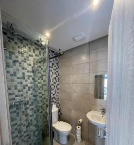 ein Bad mit einem WC, einem Waschbecken und einer Dusche in der Unterkunft MARTIL COSTA MAR Appartement de Luxe in Martil
