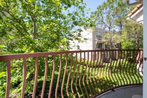 uma cerca de ferro numa varanda com árvores em 5* House 5* Resort Orlando. Location location location em Orlando