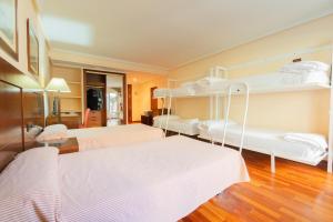 ロス・アンヘレス・デ・サン・ラファエルにあるHotel Náyadeの二段ベッド3組が備わる客室です。