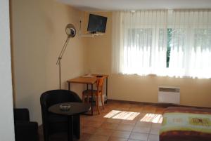 TV a/nebo společenská místnost v ubytování Motel - Hôtel La Poularde