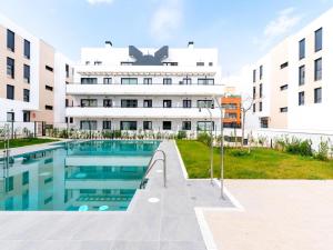 une piscine en face d'un bâtiment dans l'établissement Holi-Rent Pobladores, à Camas