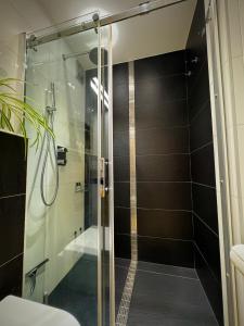 een douche met een glazen deur in de badkamer bij 3-Room Apartment with sauna and pool & walk to slopes in Saalbach Hinterglemm