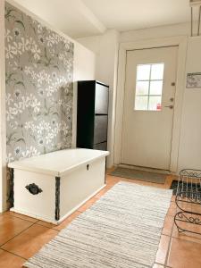 eine Küche mit einem Kühlschrank und einer weißen Schublade in der Unterkunft Kungshagagård in Höllviken