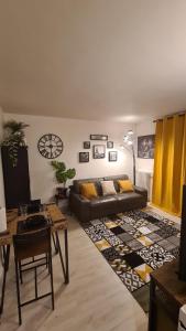 sala de estar con sofá y mesa en Emplacement exceptionnel et rare Paris Suresnes longchamp, en Suresnes