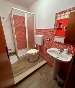 W łazience znajduje się toaleta, prysznic i umywalka. w obiekcie Albergo Mendolia w mieście Milazzo