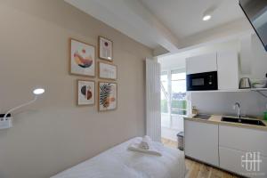 cocina blanca con cama y lavamanos en L'Anatole / Bords De Loire, en Tours