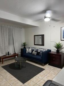 sala de estar con sofá azul y mesa en Luquillo Beach House 3BR 2BA en Luquillo