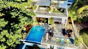 - une vue aérienne sur une maison avec une piscine dans l'établissement PAP'S Chambres d'Hôtes, à Mahajanga