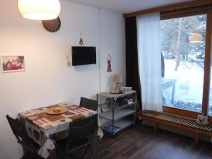 TV tai viihdekeskus majoituspaikassa Ski apartment Sellette San Sicario Alto