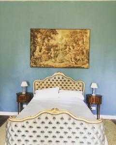 Agris的住宿－Château des Fouilloux，卧室配有床上方的绘画作品