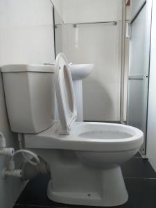 een wit toilet met de bril omhoog in een badkamer bij TravelNest in Badulla